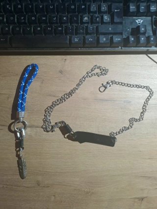 Accesorio para pantalones con llavero