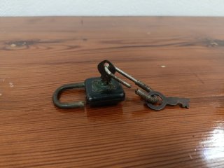 Candado antiguo con llave.