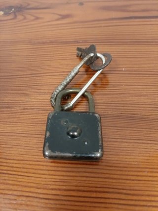 Candado antiguo con llave.