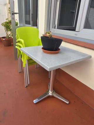 Mesa y 3 Sillas Jardín verdes y una naranja