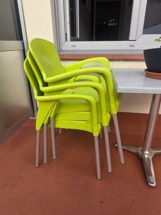 Mesa y 3 Sillas Jardín verdes y una naranja