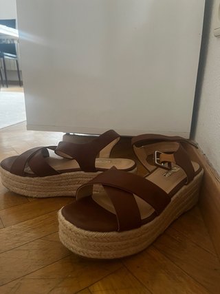 Sandalias cuña marrón Primark