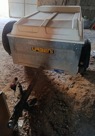 Remolque coche con tapa hidráulica