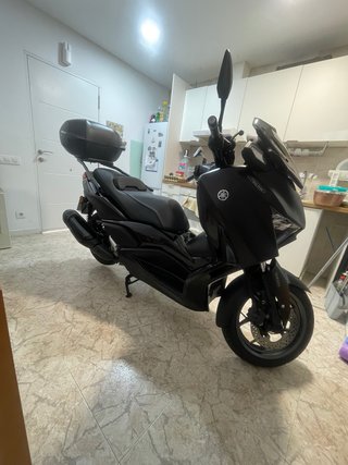 Vendo yamaha Xmax 300 Tech Max dark magma o cambio