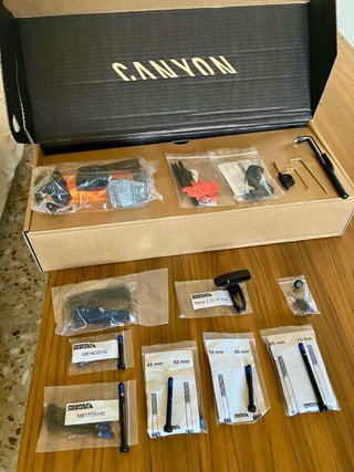 Caja CANYON con repuestos