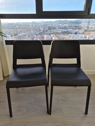 Mesa IKEA y 2 sillas