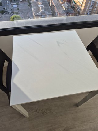 Mesa IKEA y 2 sillas
