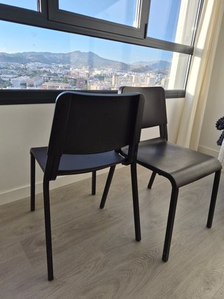 Mesa IKEA y 2 sillas