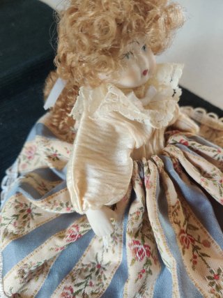 Bambola in porcellana con vestito vintage