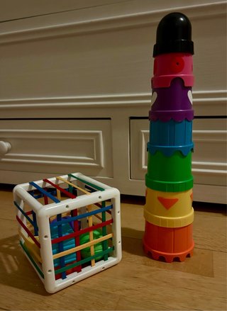 Juego cubo, torre apilable colores y puzzles