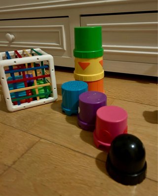 Juego cubo, torre apilable colores y puzzles