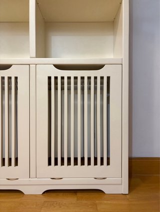 MUEBLE CUBRE-RADIADOR CON ESTANTERIAS