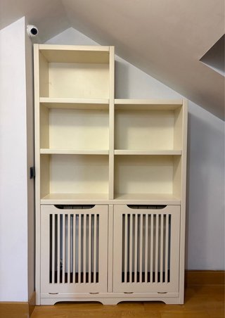 MUEBLE CUBRE-RADIADOR CON ESTANTERIAS
