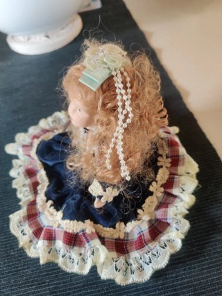Bambola porcellana vestito blu e scozzese