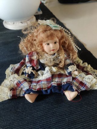 Bambola porcellana vestito blu e scozzese