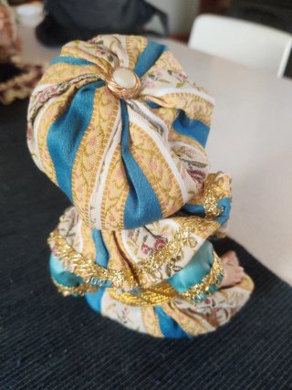 Bambola in porcellana con vestito decorato