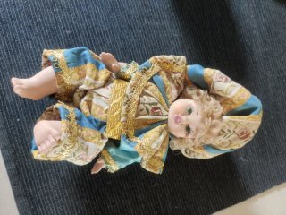Bambola in porcellana con vestito decorato