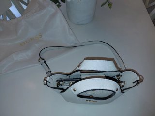 Bolso Guess Blanco y Dorado