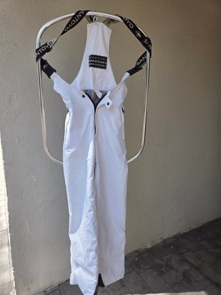 Conjunto de esquí rojo y blanco