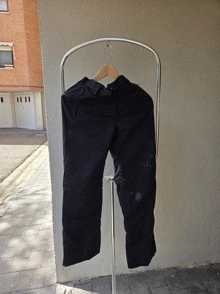 Conjunto de esquí rojo y blanco