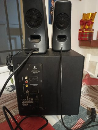 Altavoces PC 2.1 Logitech y Philips