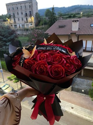 Ramo de rosas rojas con mariposa