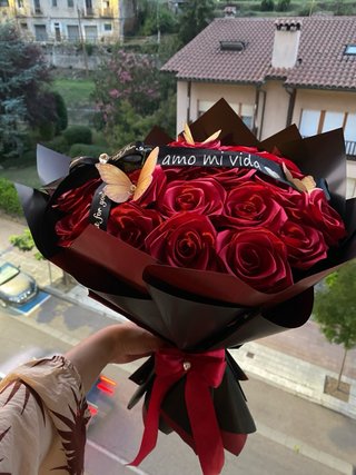 Ramo de rosas rojas con mariposa