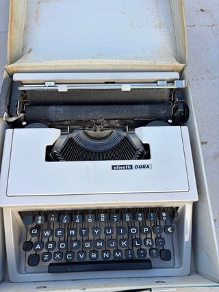 Máquina de escribir Olivetti DORA