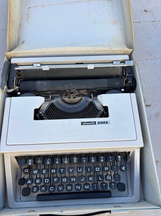 Máquina de escribir Olivetti DORA