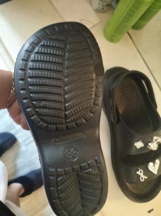 Chanclas negras con adornos
