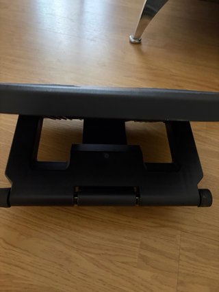 Reposapiés ergonómico bajo escritorio