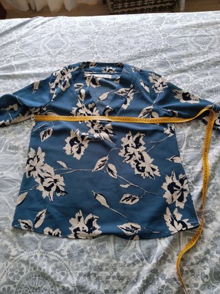 Blusa Amichi floral azul y blanco Talla L