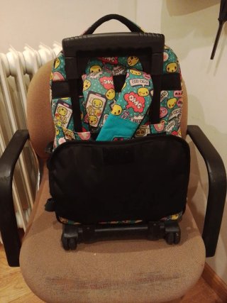 Mochila escolar con ruedas y diseño divertido