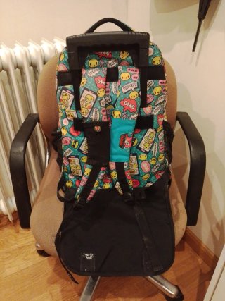 Mochila escolar con ruedas y diseño divertido