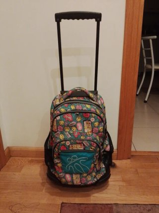 Mochila escolar con ruedas y diseño divertido
