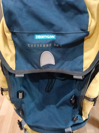 Mochila de viaje azul y amarilla