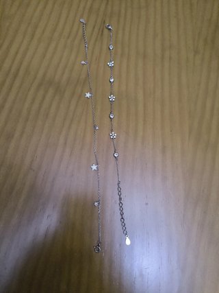 Dos pulseras de plata con dijes
