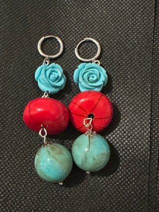 Orecchini pendenti con rose e perle