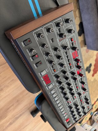 Sequential Prophet-6 Desktop Sintetizador