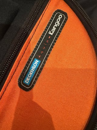 Mochila Decathlon Kangoo gris y naranja