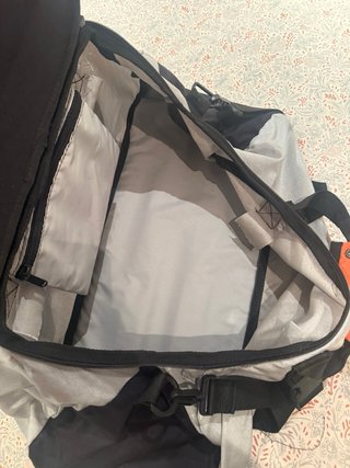 Mochila Decathlon Kangoo gris y naranja