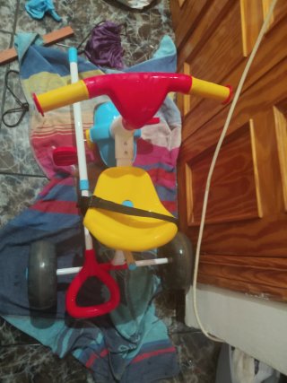 Triciclo infantil amarillo y rojo
