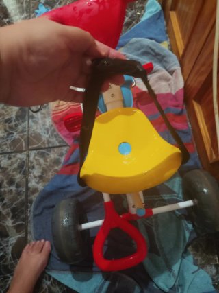 Triciclo infantil amarillo y rojo