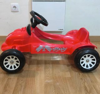 Coche de pedales infantil rojo