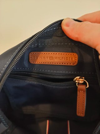 Bolso bandolera Tommy Hilfiger azul y dorado