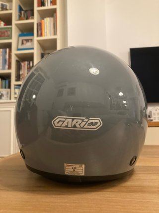 Casco de moto gris con visera
