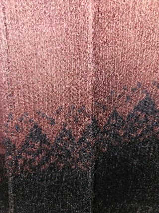 Jersey fino cuello pico beige y morado
