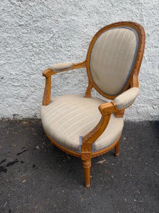 Sillones clásicos de tela y madera