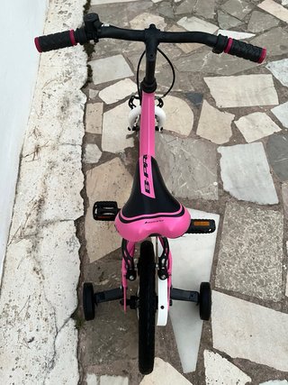 Bicicleta infantil rosa con ruedines
