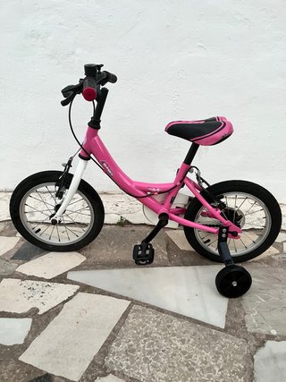 Bicicleta infantil rosa con ruedines